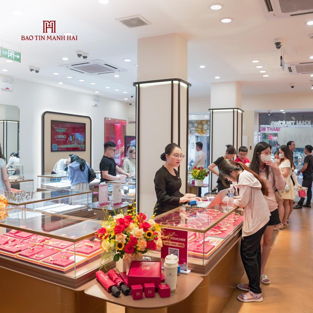 Giao dịch tại hệ thống Bảo Tín Mạnh Hải mang lại sự an tâm tuyệt đối nhờ bảng giá niêm yết minh bạch, chuẩn tuổi vàng và không lo bị ép giá thu đổi