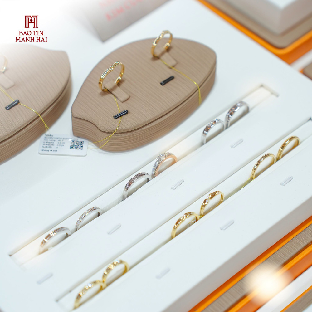 Đến với Bảo Tín Mạnh Hải, khách hàng hoàn toàn yên tâm tận hưởng không gian mua sắm kim hoàn chuẩn mực