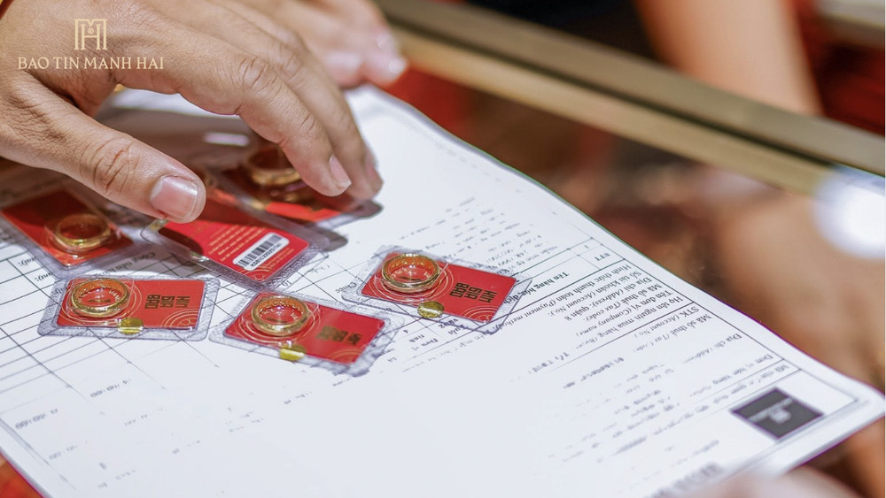 So sánh hàm lượng và giá bán giúp quý khách có thêm cơ sở lựa chọn loại vàng phù hợp