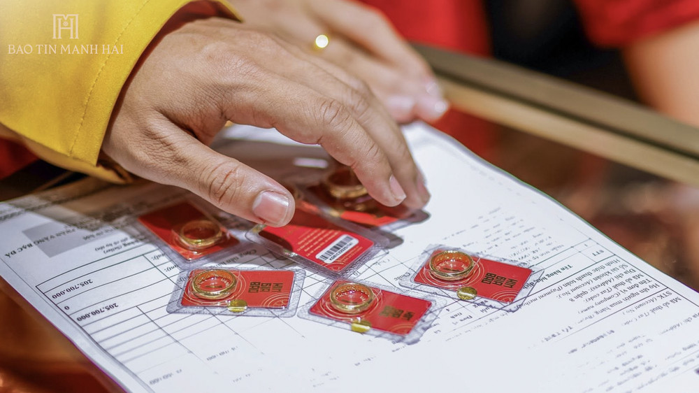 Tem niêm phong và thông tin nhận diện rõ ràng giúp đảm bảo nguồn gốc, chất lượng sản phẩm vàng