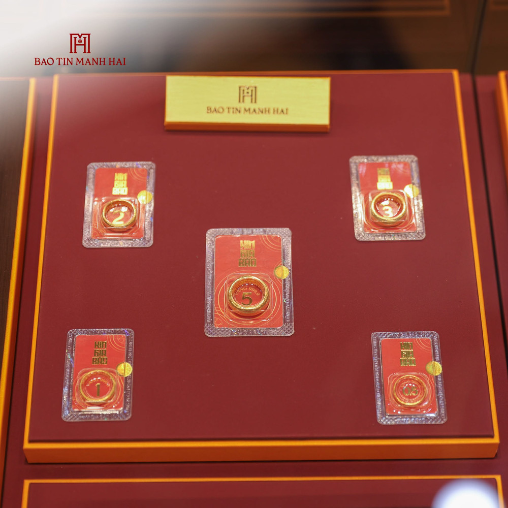Vàng miếng và vàng nhẫn là hình thức sở hữu vàng vật chất trực tiếp thông qua các sản phẩm như vàng miếng hoặc vàng nhẫn do các tổ chức uy tín phát hành