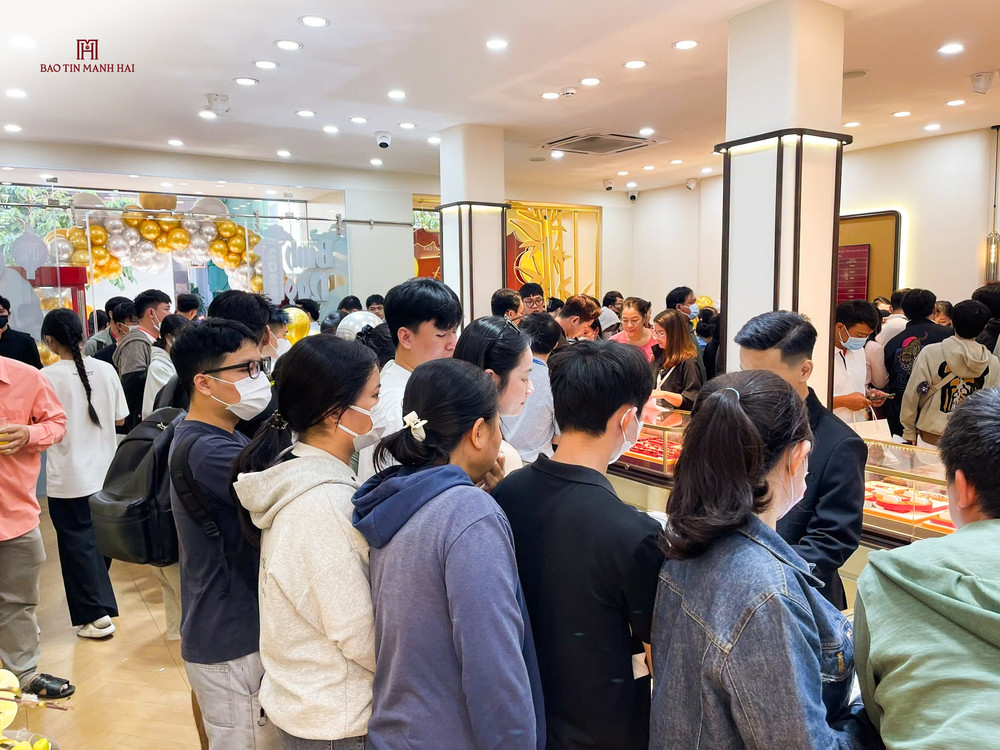 Tránh bẫy tâm lý đám đông FOMO là một trong những kinh nghiệm mua vàng tích trữ cốt lõi để không bị "đu đỉnh"