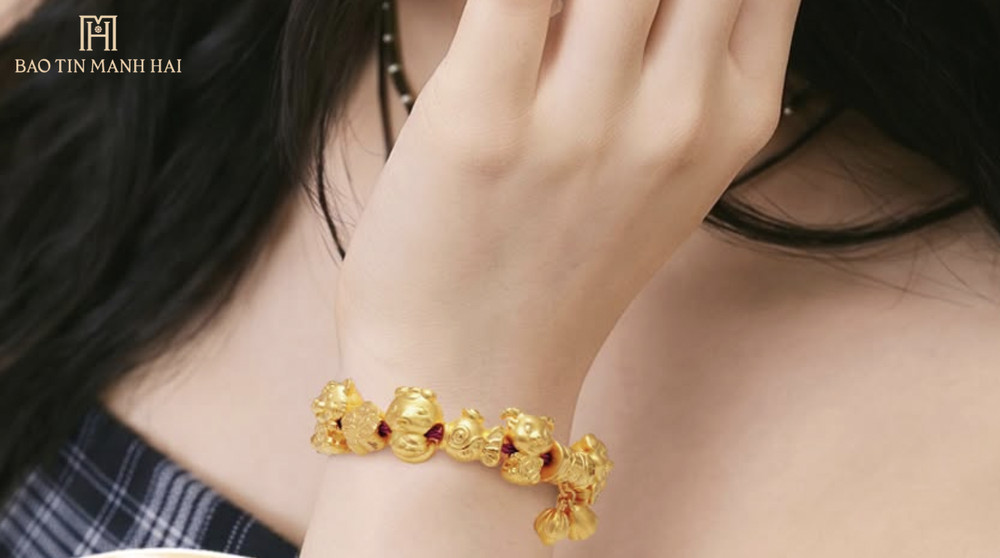Tác động hóa học từ mồ hôi, mỹ phẩm và clo có thể khiến vàng hợp kim xỉn màu, hao mòn dần
