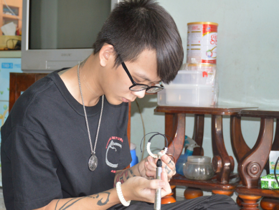 Chàng trai miền Tây làm trang sức từ xương rắn